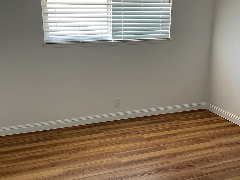7563 Laurel Dr — Photo 5