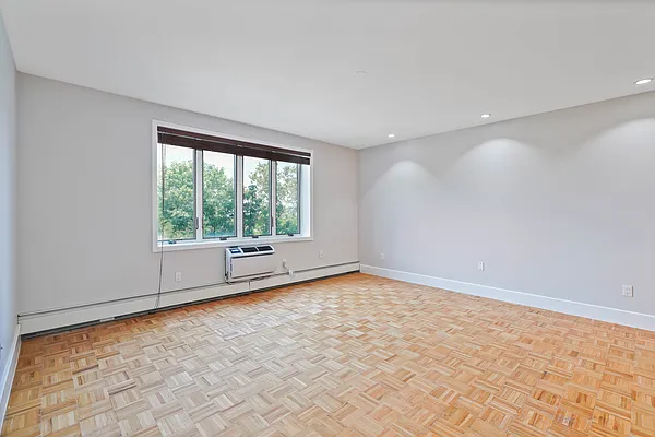 Sold by Daniel Gale Sotheby's International Realty | media 52