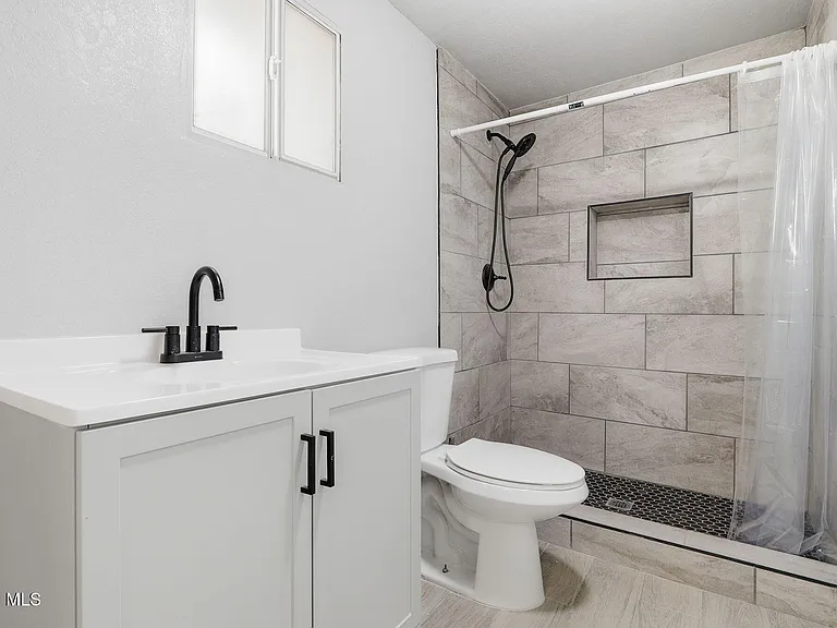 593 Myra St — Photo 18