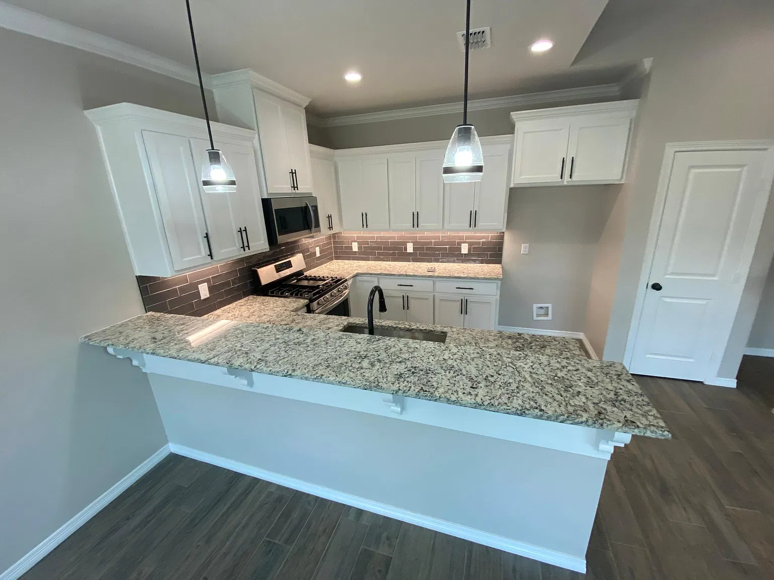 416 Grace Ave — Photo 3