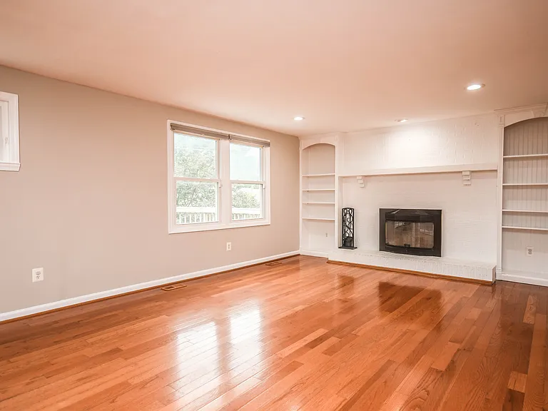 9627 Locust Hill Dr — Photo 6
