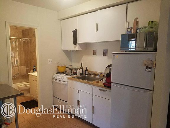 4th image of 357 W 52nd St APT 3R
