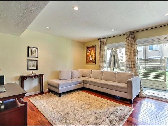 4th image of 1072 Queensbrook Dr