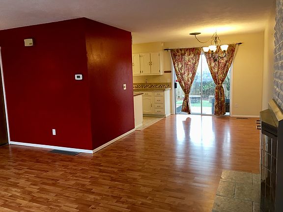 Livingroom/Dining Area