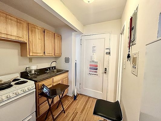 3rd image of 515 E 6th St APT D1