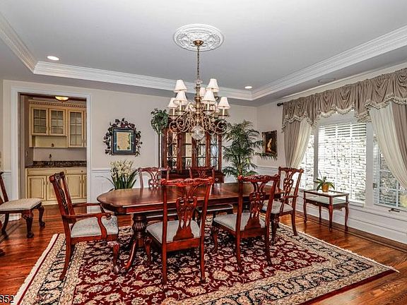 5th image of 29 Dogwood Dr