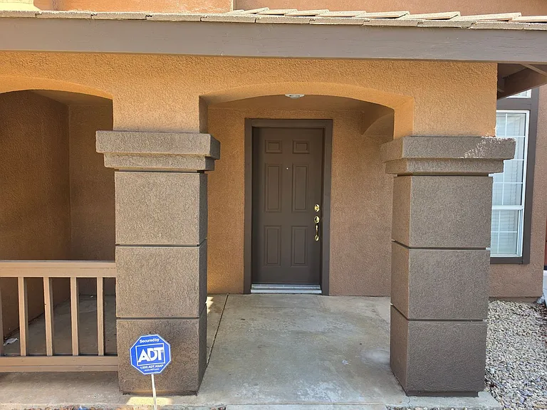 1354 Carriage Ln — Photo 2
