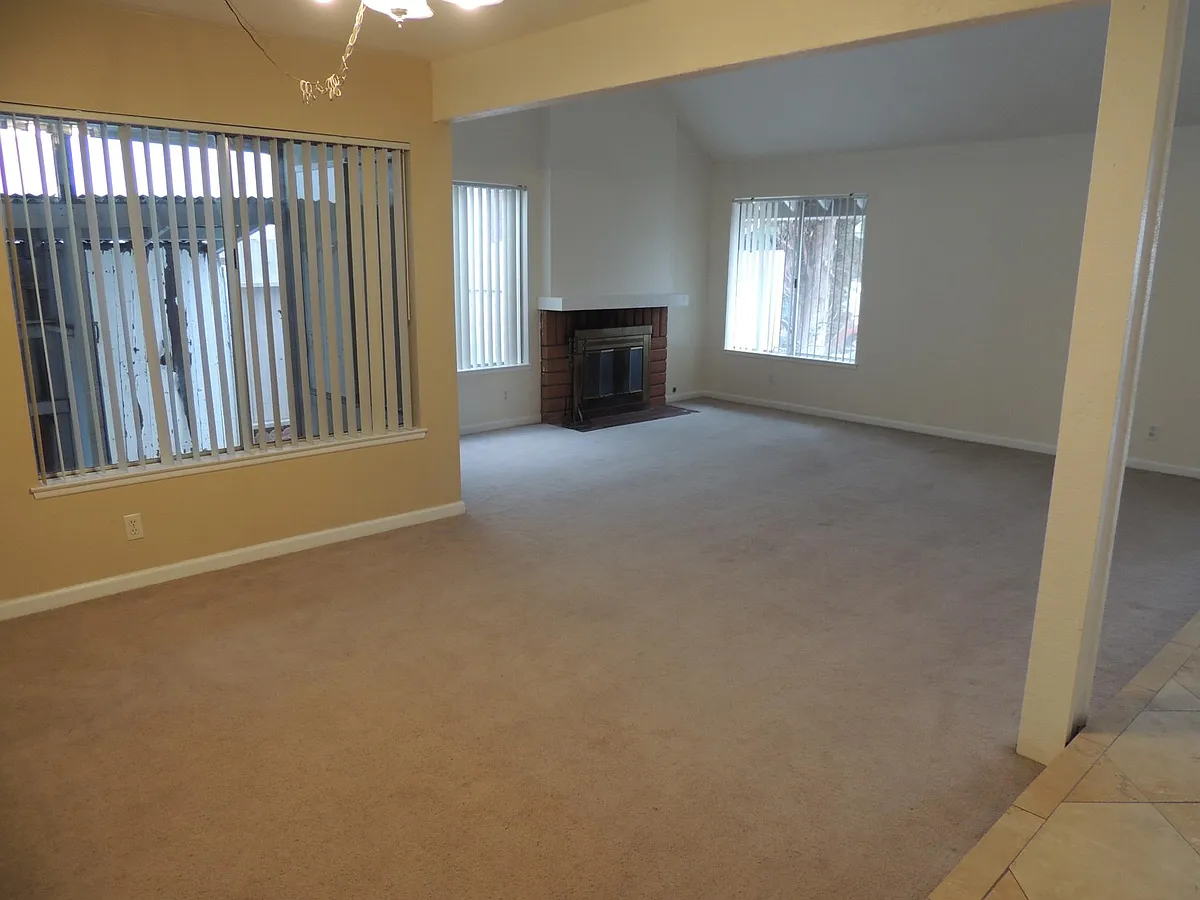 living and entertaining space in entry way - 11435 Westonhill Dr