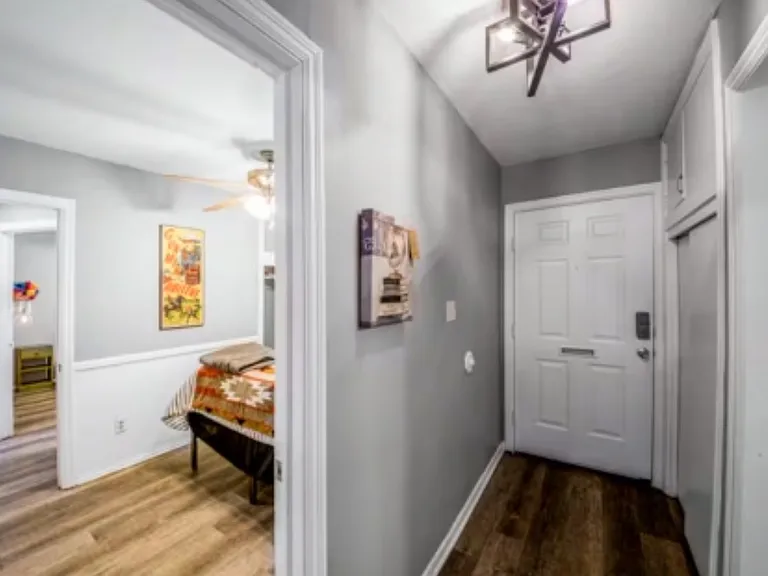 1019 S Gray St — Photo 13