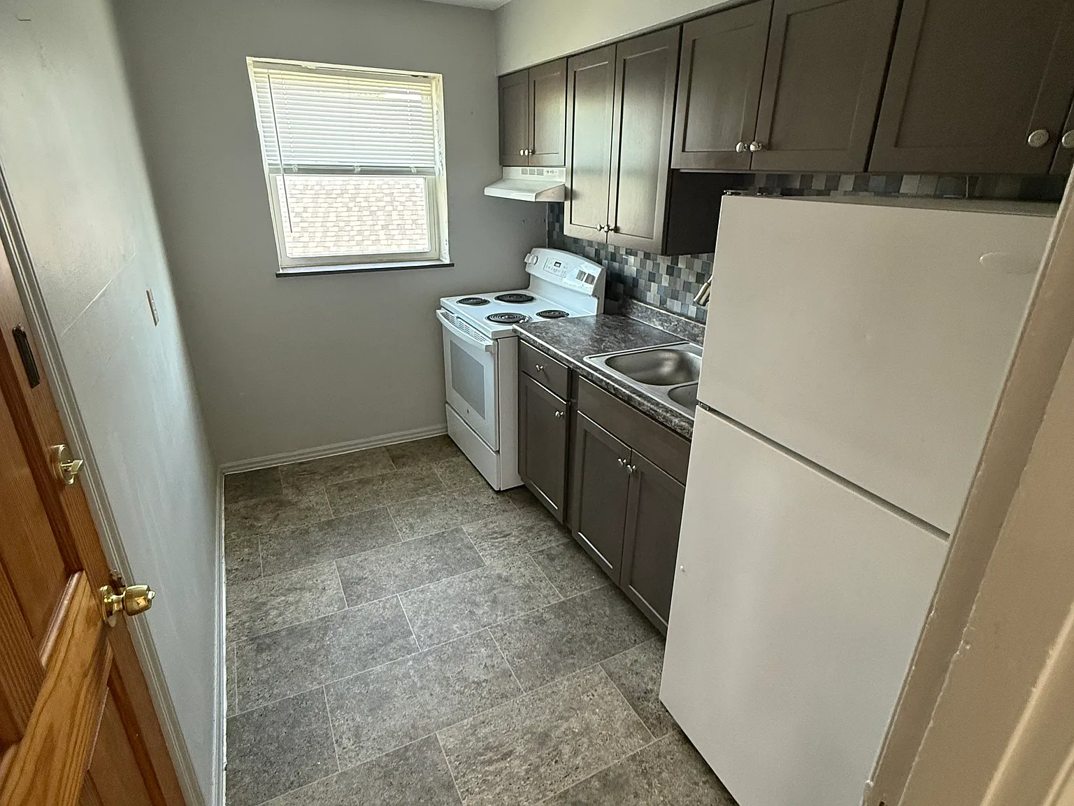 2 bed, 750 sqft, $850 — Photo 1