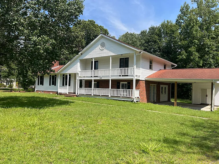 220 Edgewood Dr — Photo 1