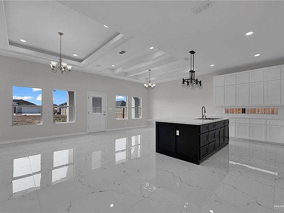 3rd image of 2810 E Zarzamora Ave