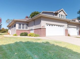 2140 Country Club Dr, Mason City, IA 50401