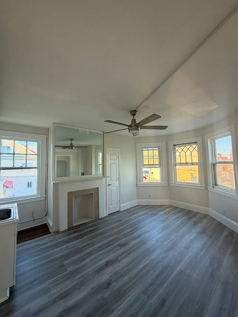 Studio, $1,000 — Photo 2
