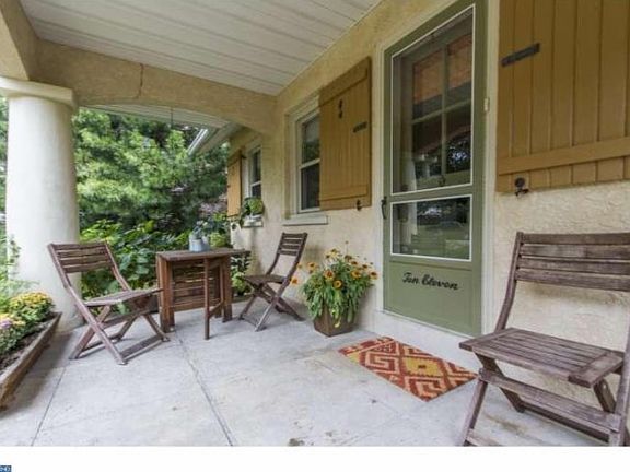 4th image of 1011 Larchmont Ave