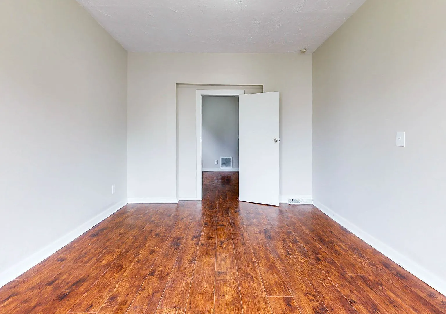 2-Bedroom Apartment Minutes from Science Hill — Photo 4