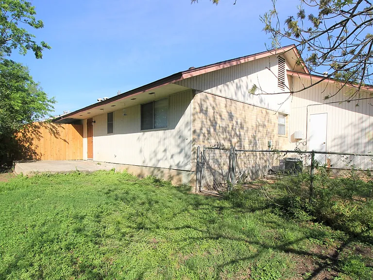 317 Briarwood Dr — Photo 23