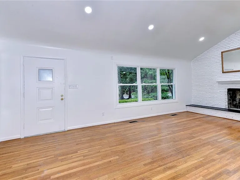 309 Corbin Dr — Photo 2