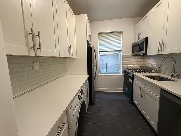 17 Gifford Ave #13E — Photo 3