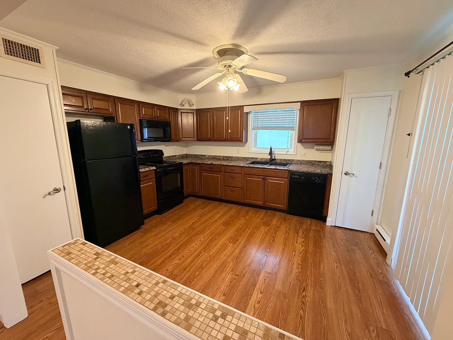 3 bed, $2,300 — Photo 4