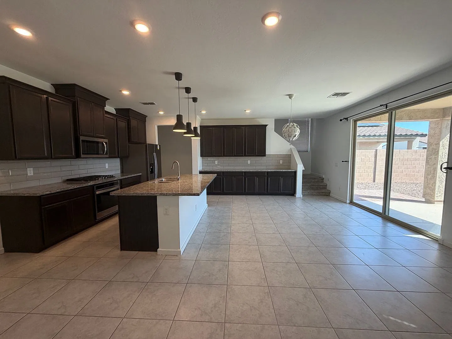5 bed, 3.5 bath, 2575 sqft, $2,900 — Photo 2