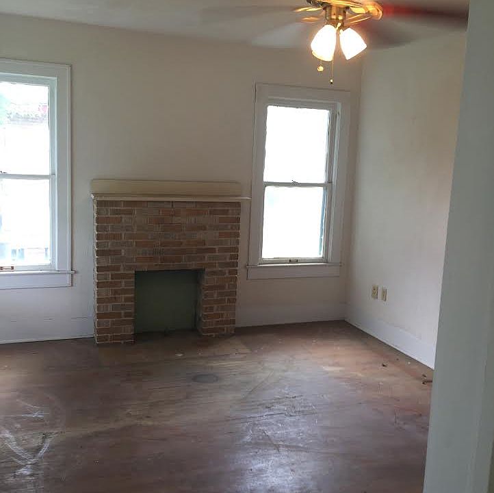 1st image of 915 Elgie St