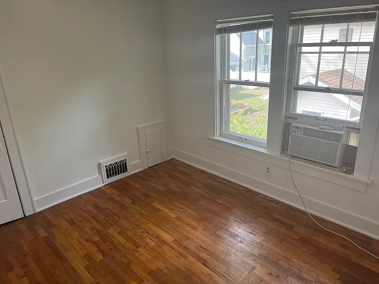 912 Wayne St — Photo 3