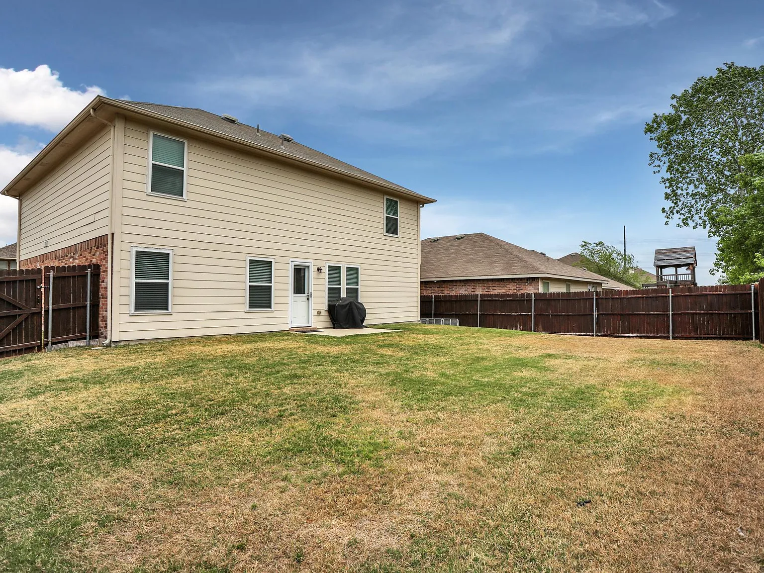 5 bed, 2.5 bath, 2468 sqft, $2,650 — Photo 2