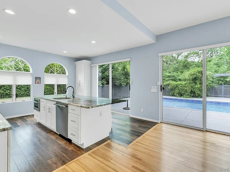 35 Bay Ave W — Photo 10