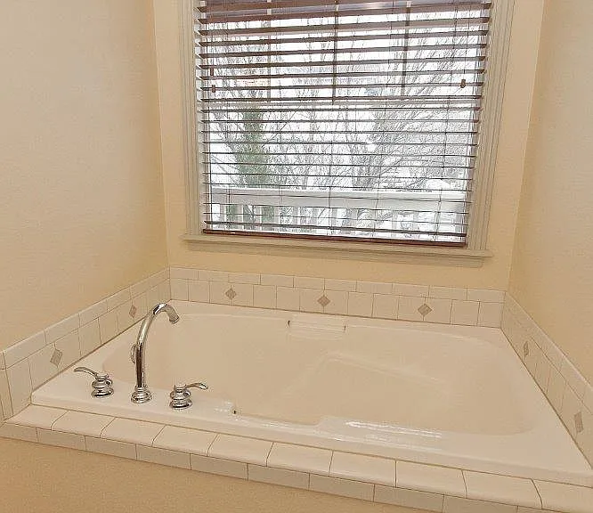 385 W Hale St — Photo 16