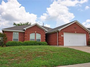 1808 Wolf Creek Dr, Arlington, TX 76018