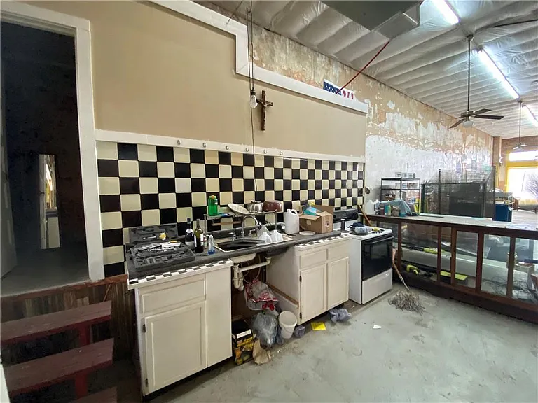 202 N Commerce St — Photo 16