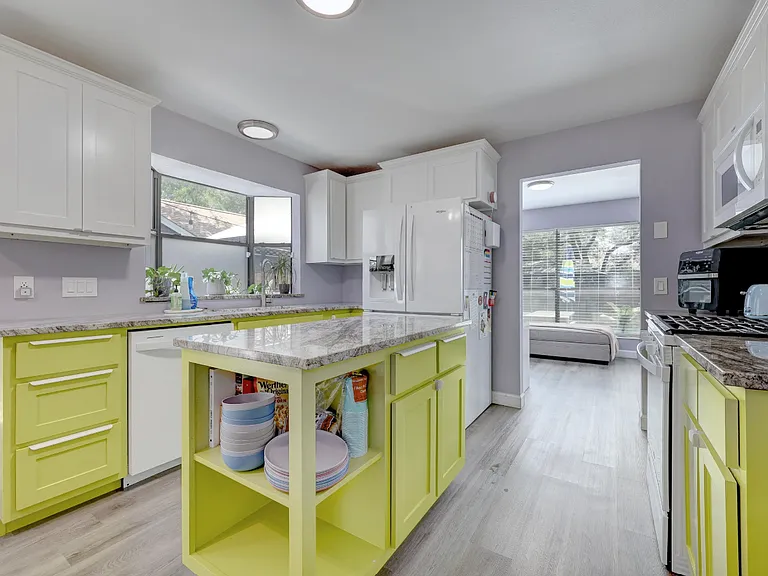 402 Oakcrest Dr — Photo 10
