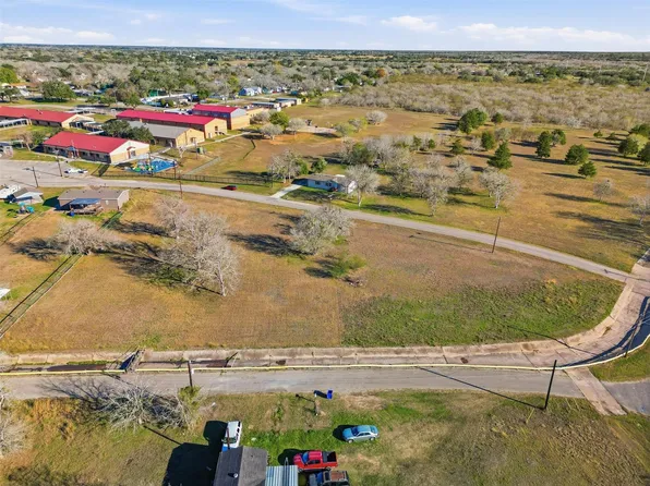 Dunn St, Yoakum, TX 77995