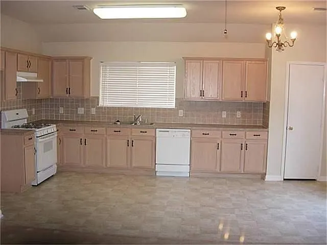 3 bed, 2.0 bath, 1766 sqft, $1,850 — Photo 2