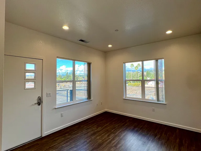 Esposti Park Apartments — Photo 16
