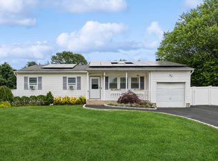 5 Cherry Ln, Medford, NY 11763
