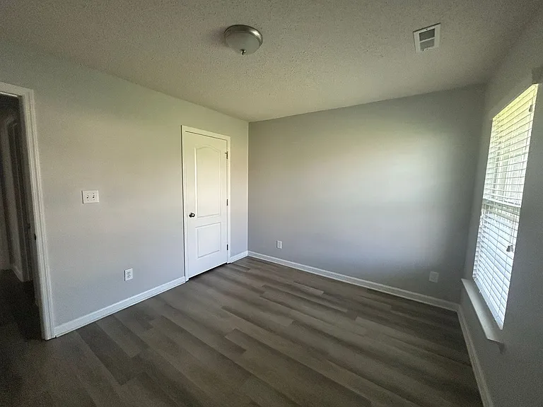 114 Amsterdam Pl — Photo 17