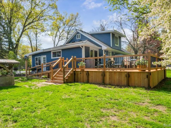 5610 Croswell Rd, Waterford, MI 48327