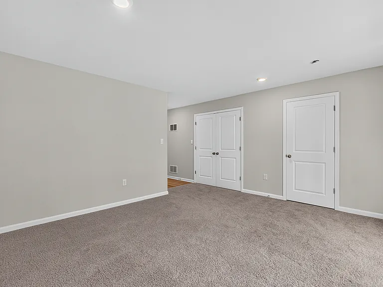 149 Essex Dr — Photo 3