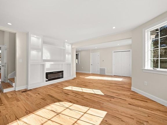 5th image of 39 Spring St
