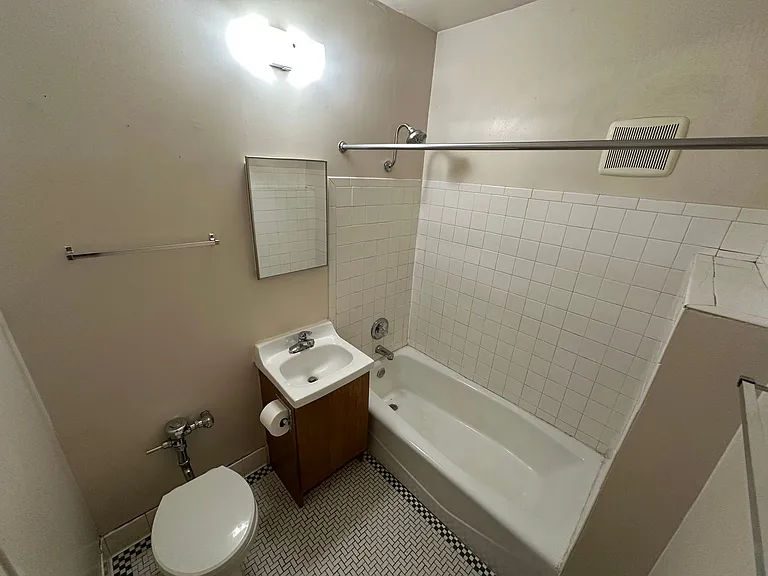 4468 N Oakland Ave — Photo 11