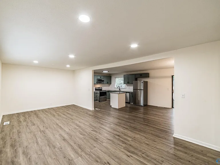307 Meadowbrook Dr SE — Photo 2