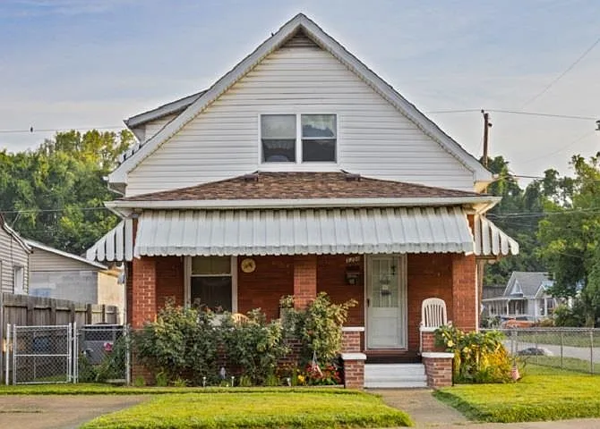 3208 3rd Ave photo 1