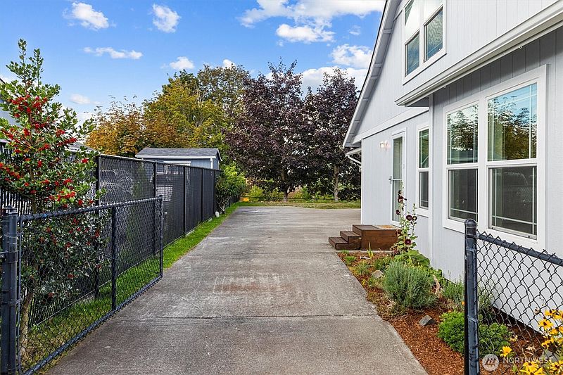 5th image of 307 Solberg Street NW