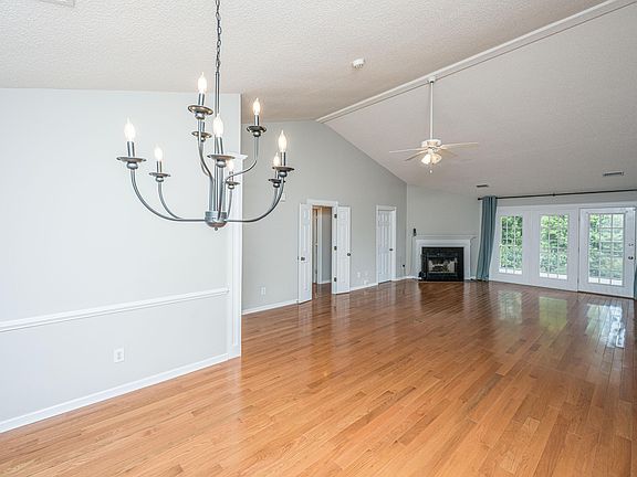 3rd image of 1083 Wayfarer Ln