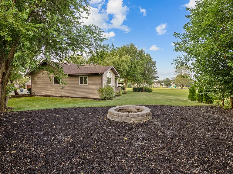 615 Chester Ct E — Photo 36