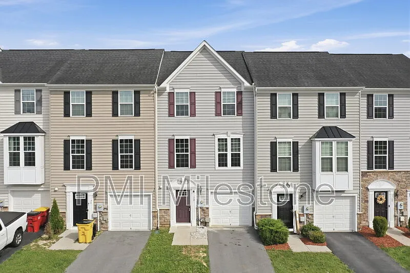 3 bed, 2.5 bath, 1917 sqft, $1,980 — Photo 2
