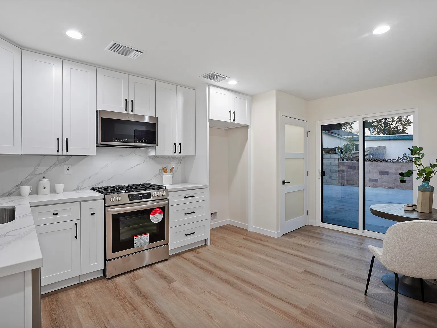 2352 E Delia Ln — Photo 3