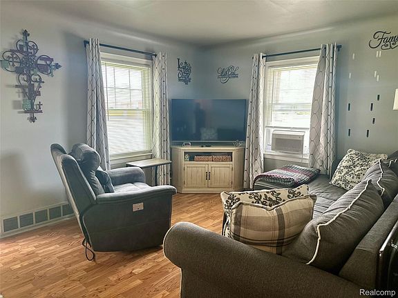 5th image of 455 Campbell St